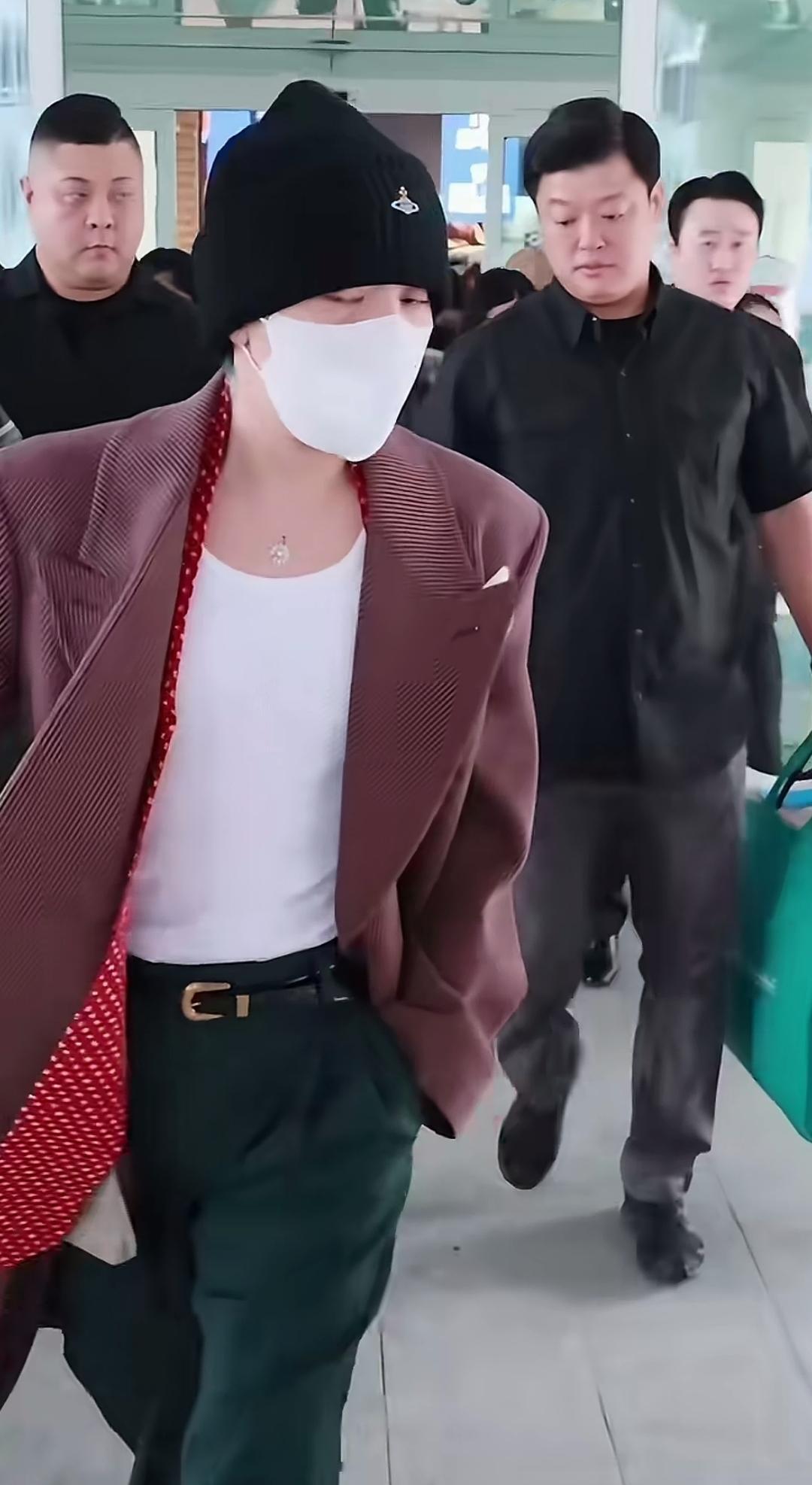 穿裙子的男人让香奈儿股价跳动，耐克连夜追加订单。他撕掉偶像剧本，把YG续约谈成