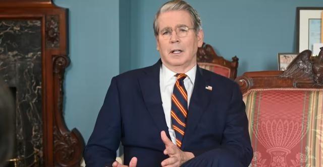 美国财长贝森特面对镜头表示：中国是现代世界历史上没见过的国家，中国很独特！表明美