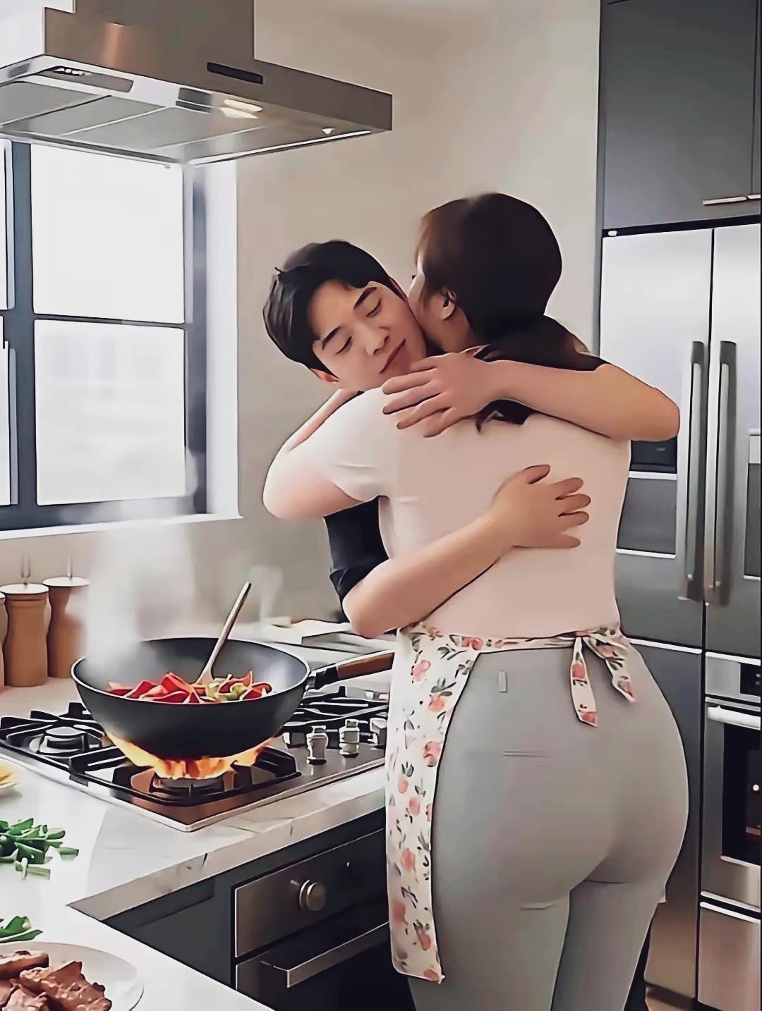 “老婆辛苦了，让我好好抱抱…”老公一下班回到家，就抱住媳妇不放。上得了厅堂，下得