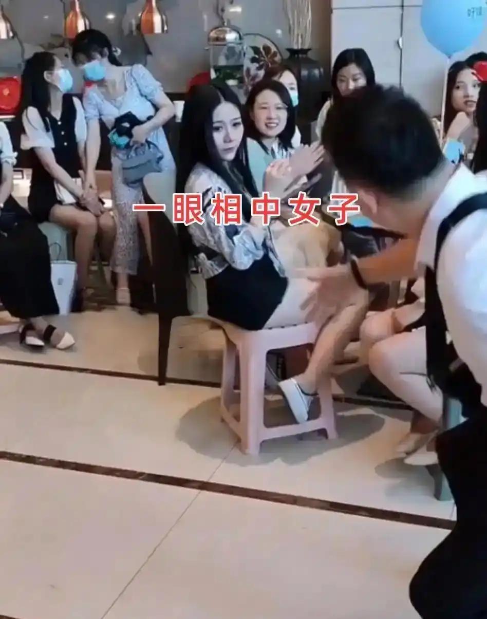 广州一场相亲大会上，出现了特别扎心的一幕。八位女生围桌而坐，其中一位三十岁女生长