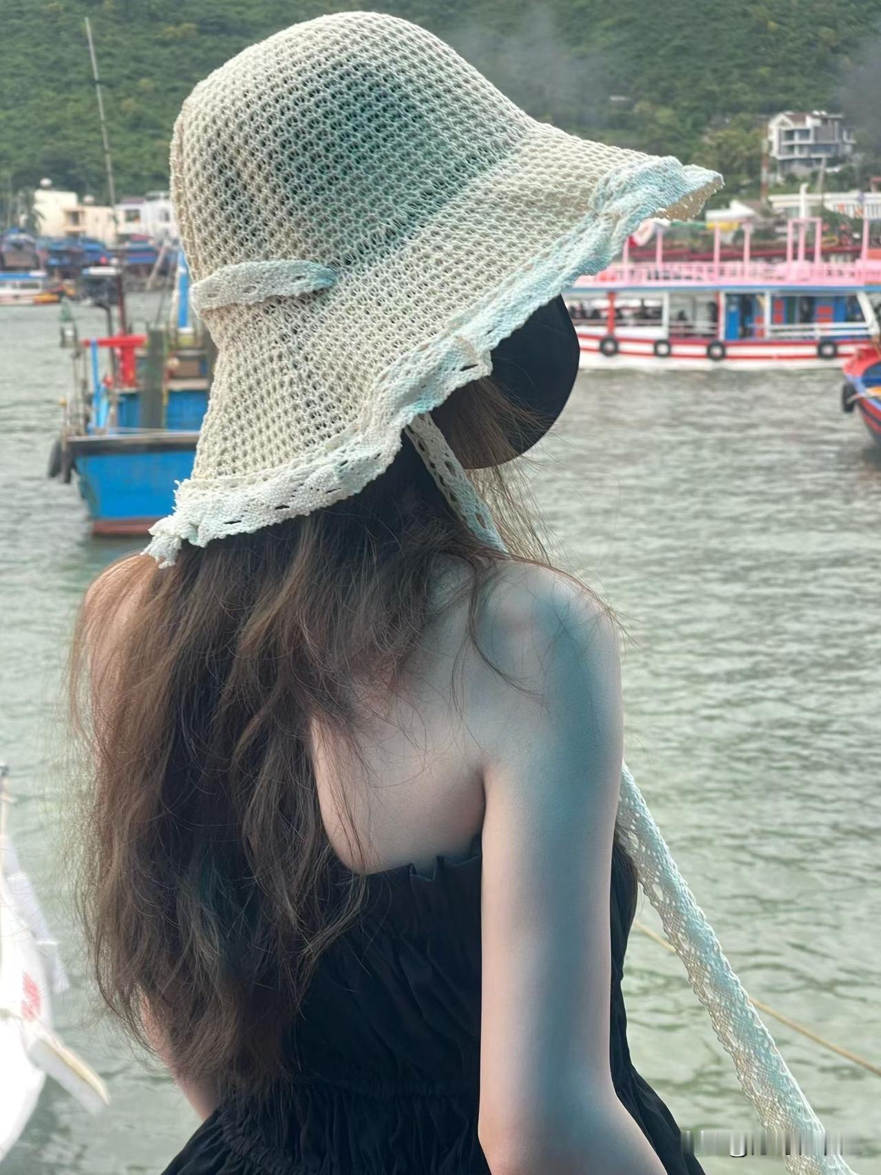 在越南00后女孩爱玩喜欢去旅游一下可惜她自己又没钱又想去旅游怎么办找