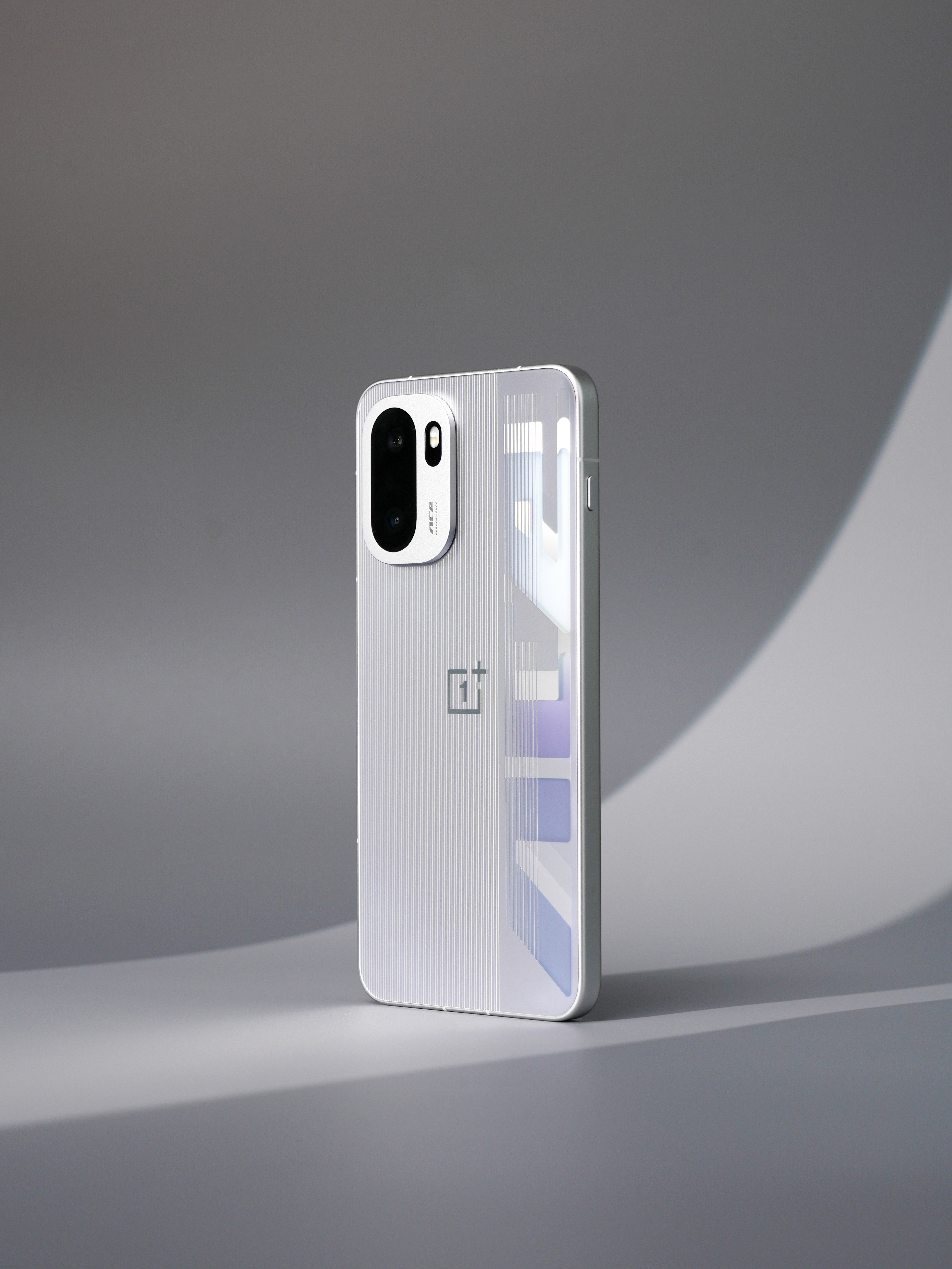 来看看2599起的一加Ace6,快银这个颜色还是很帅的,这个机子性价比太高