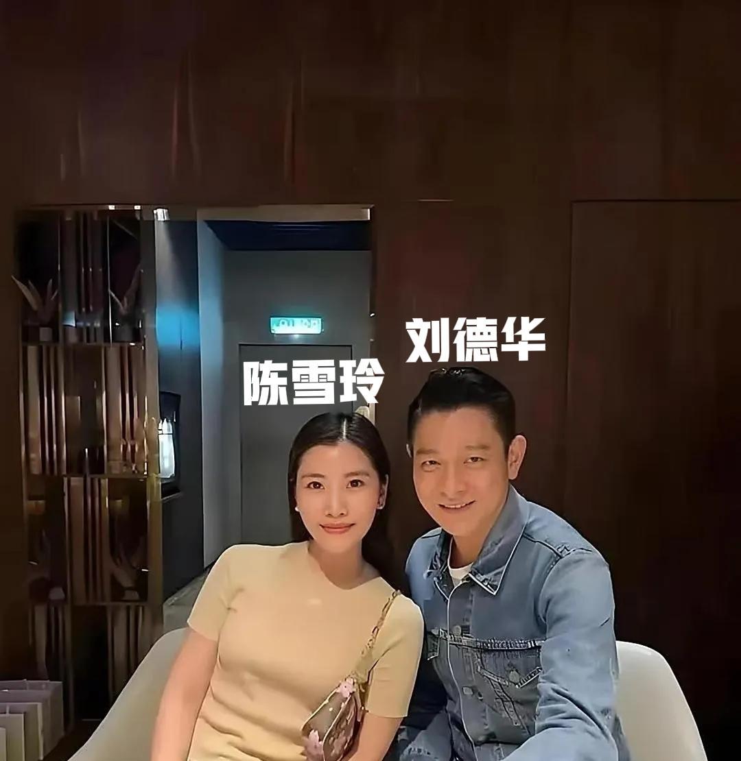 刘德华在吉隆坡吃个饭，被拍到和“撞脸”表妹一起坐席，网友直接炸了——这哪是家宴，