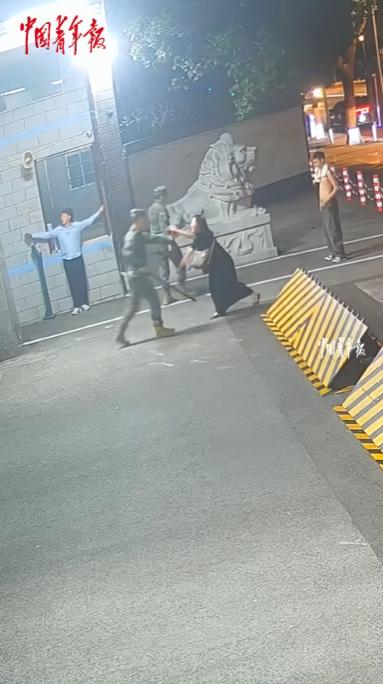 太嚣张了！四川，一男子深夜被追打的走投无路，冲进部队营门向哨兵哭求庇护，追打者竟