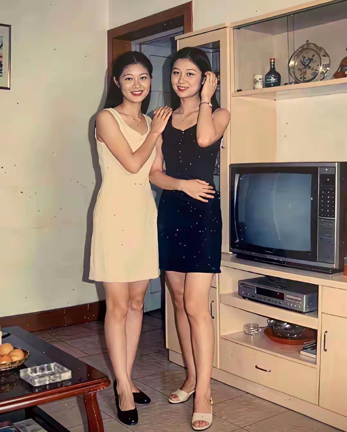 80年代的美女，从照片中就能看得出来美出了极致，跟现在的女明星比耶不逊色！