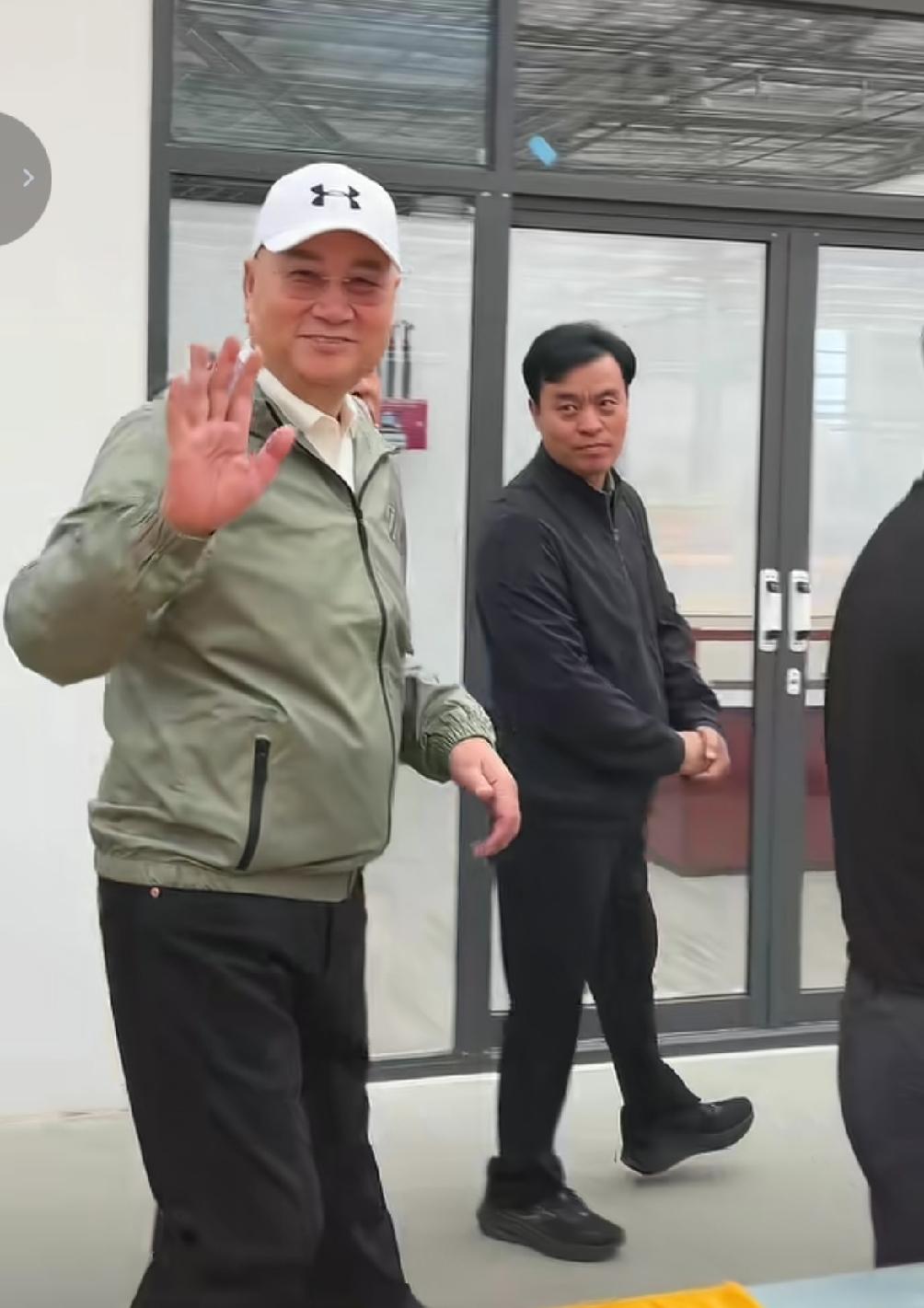 曾经的唐僧终于走出悲伤，解脱了。看着年轻20岁，似乎比从前还快乐多了。感觉自从爱