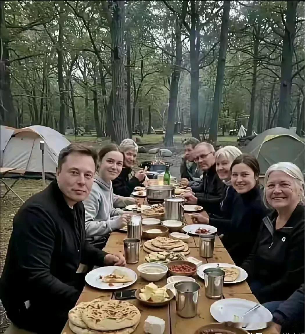 世界首富马斯克吃得如此简单令我刮目相看！不知道的还以为这是欧洲的难民在吃政府的救