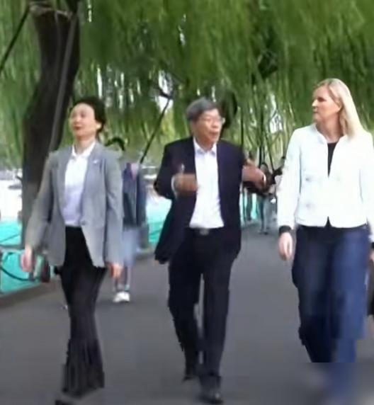 11月12日，国际奥委会主席考文垂在杭州走访期间，有一位熟悉面孔，那就是李玲蔚，