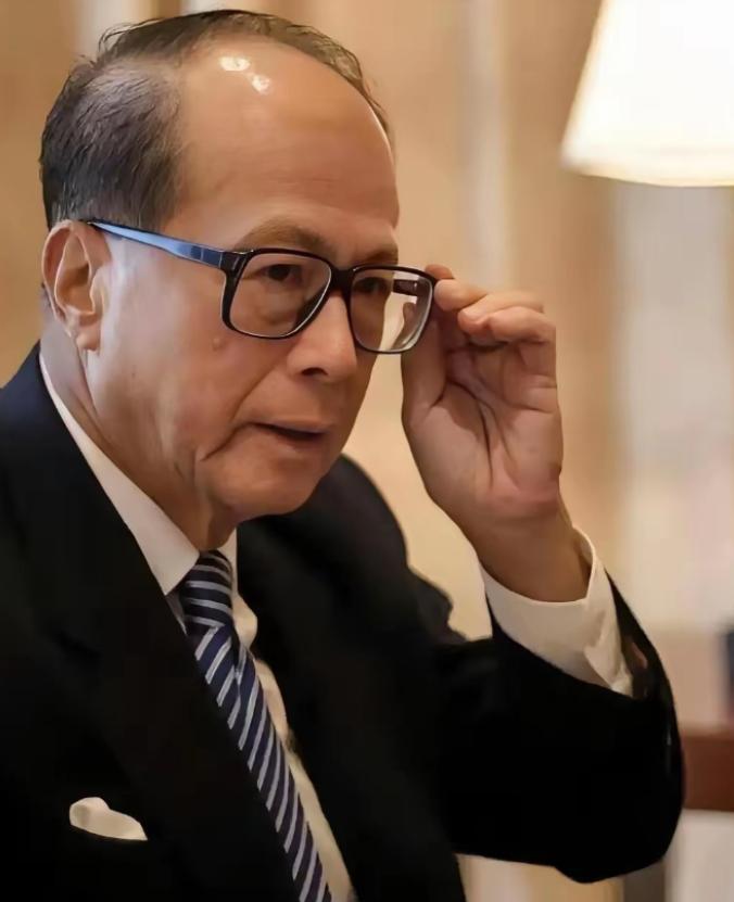 李嘉诚说过一段极具现实意义的话："穷人就算赚了三五百万，也还是穷人。他们会换大房