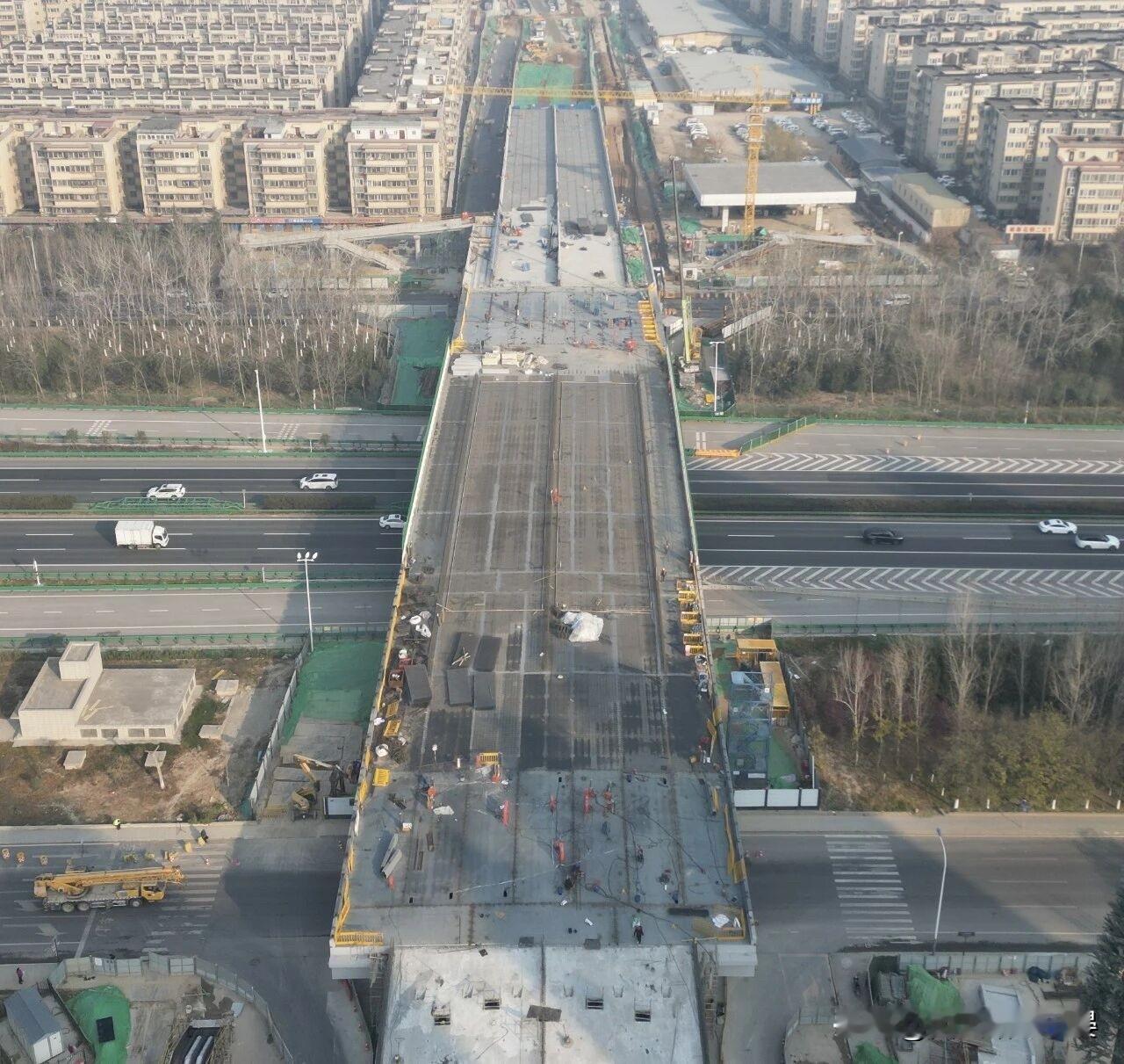 广运潭大道跨绕城高速项目主线桥顺利合龙啦！从现场实拍图来看，作为目前西北地区