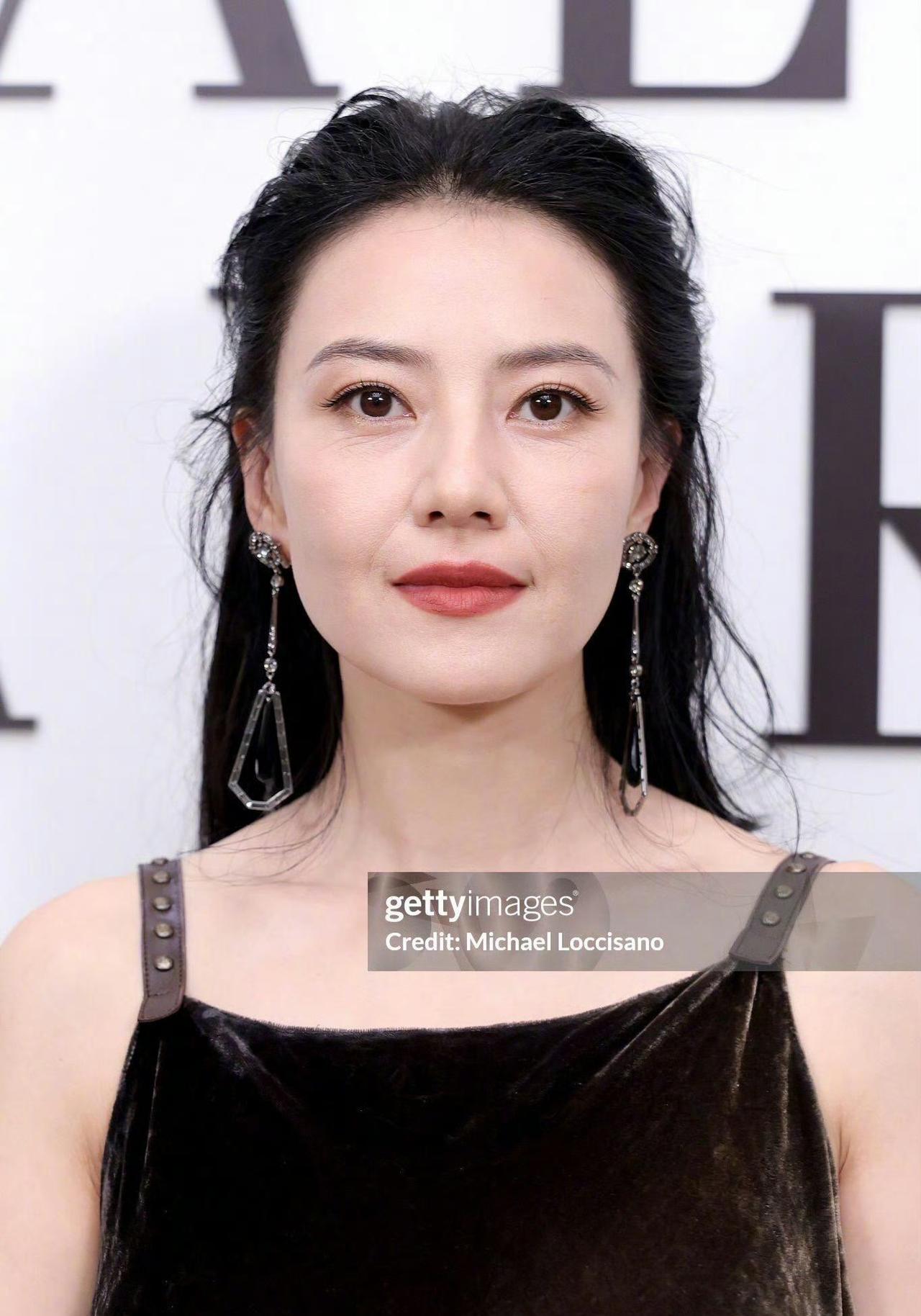 高圆圆纽约时装周生图，在G社真实的镜头下，她的鱼尾纹和法令纹都十分明显，离开了