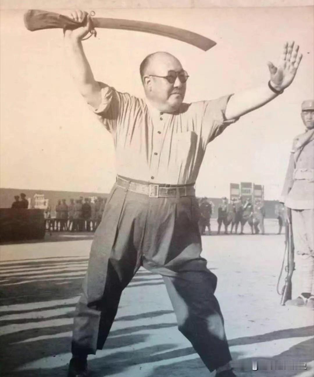 1943年的西北，体重三百斤的马鸿逵当众展示刀法，模样十分滑稽。被人称作“滑马