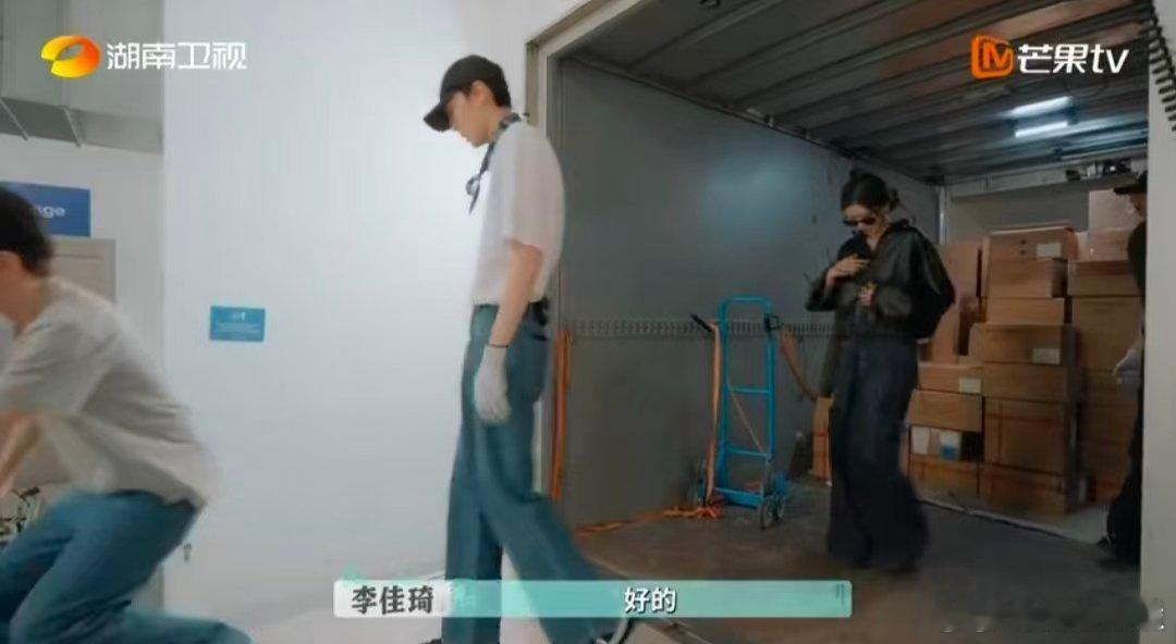 张予曦又瘦又有劲张予曦无情的搬货机器巴黎合伙人救命！张予曦搬货也太圈粉了吧！墨镜