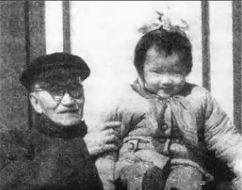 上世纪60年代，洪晃和外公章士钊的合影，天真烂漫的样子被镜头抓了下来。洪晃的童