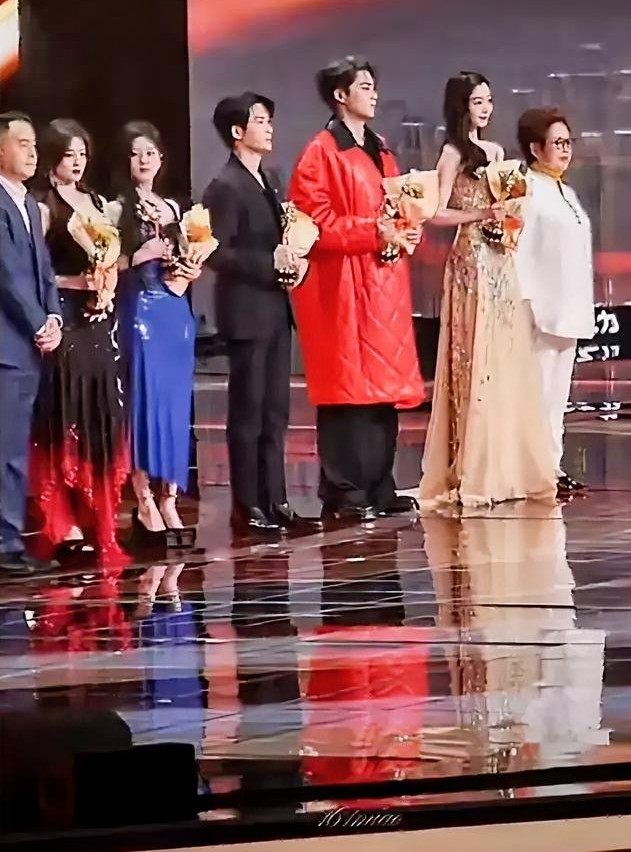 宋轶站在C位，旁边白鹿和赵露思直接矮了半个头