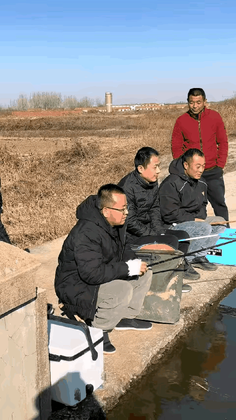 红衣大哥:我没钓鱼啊，为什么要给我一巴掌，我需要一个完美的解释。