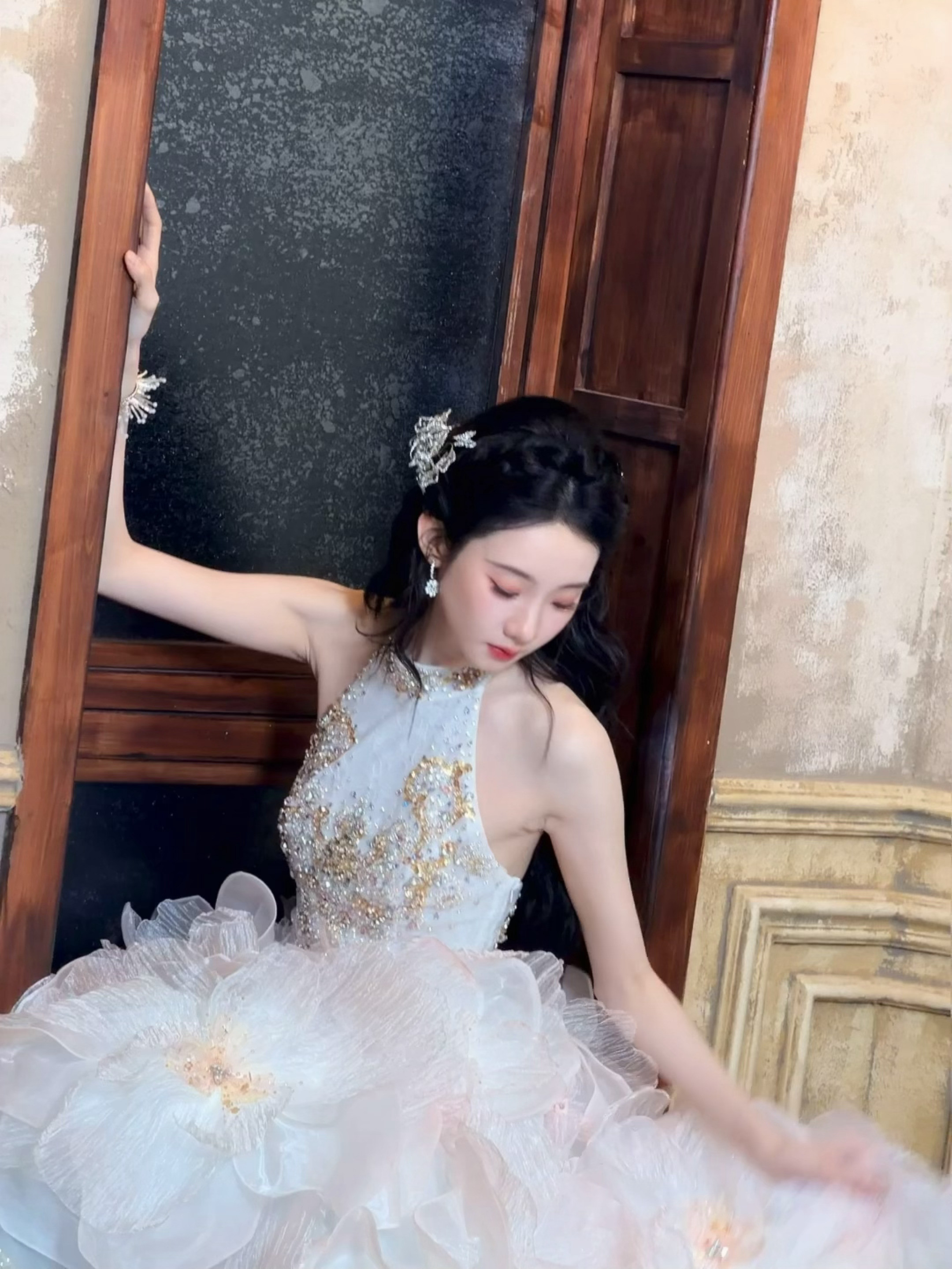 纯白为序，裙摆悄悄绽放，所有美好已然靠近🥰张艺凡