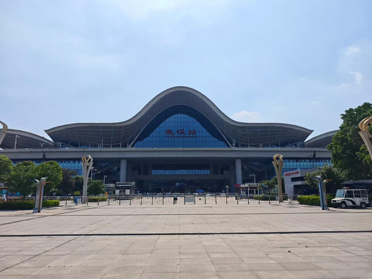 去年秋天，武汉站东广场办菊展，围起了栏杆。如今花展早撤了，栏杆却没撤，拍个武汉站