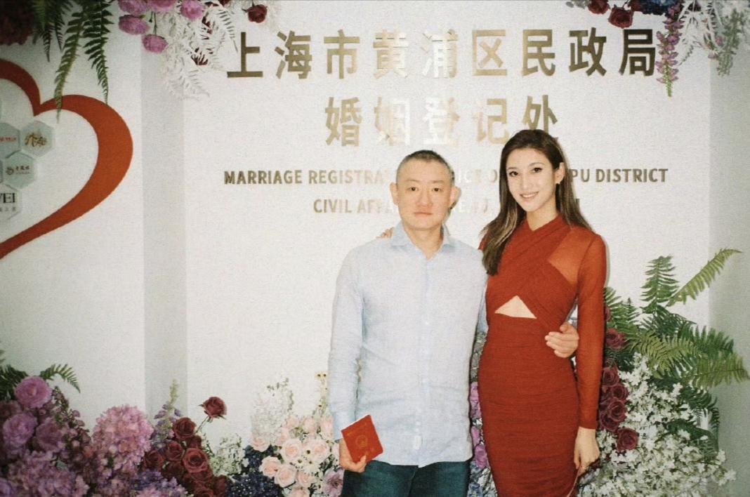 “京城四少”之一汪雨和女友在上海登记结婚，顺利拿到结婚证，两个人年龄相差20岁，