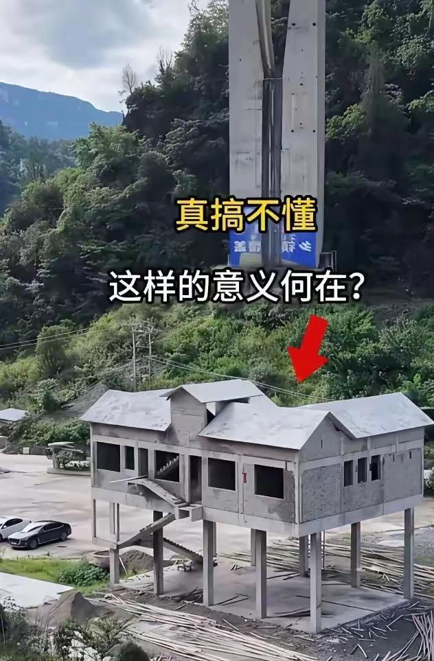 一个正常人，踮起脚来像动物一样走路，要么是想隐藏什么以便于实施某个坏行为，要么就