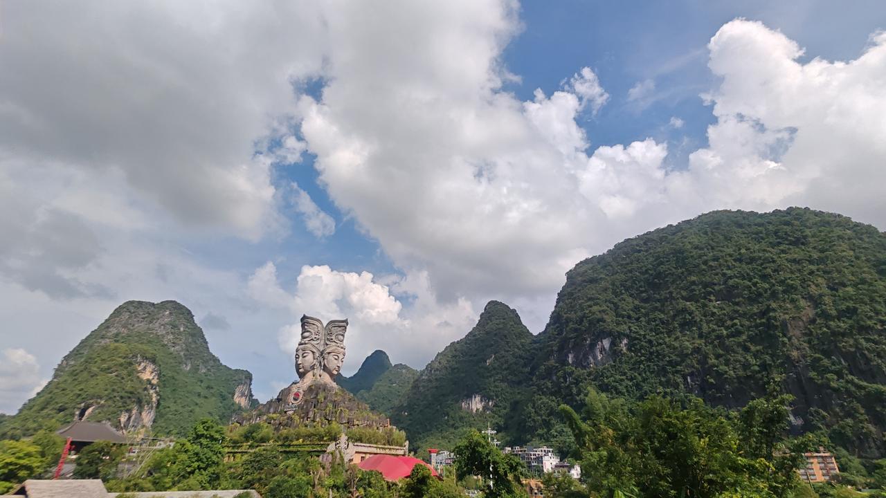 大美阳朔.《千古情》夏日掠影：千年石佛坐山巅，云雾缭绕如仙境。（2026.7.2