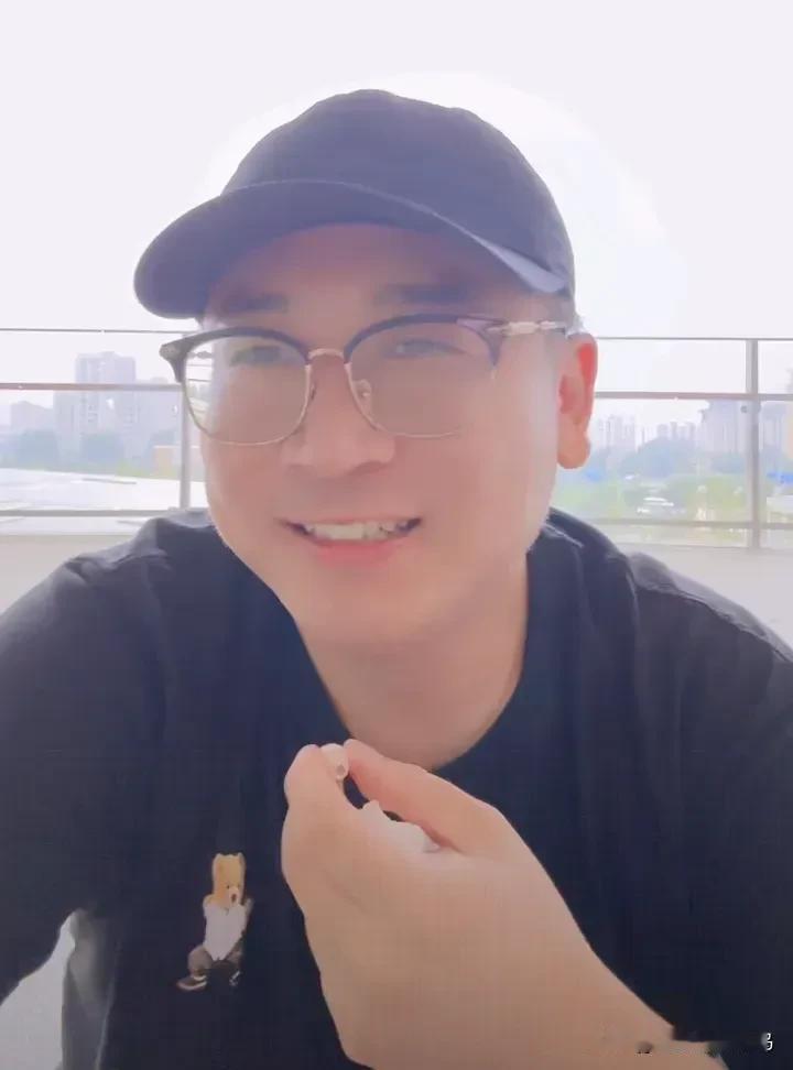 626会议期间，云昊在男卫生间门口经历了一场“特殊遭遇”。当时，他正走向卫生间方