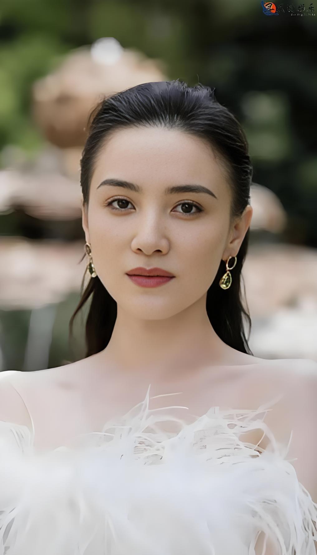 宋佳的美，是带着飒爽劲儿的高级美。她没有千篇一律的甜美长相，轮廓分明的五官透着利