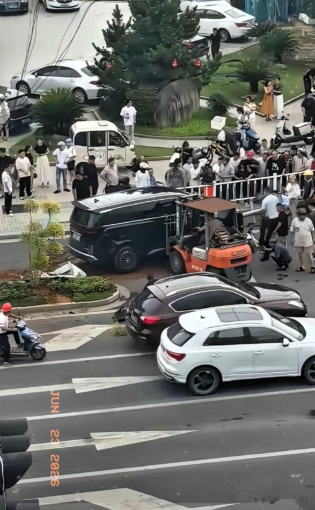 安徽广德车祸后续，孩子姑姑发声:弟媳在抢救可能瘫痪，现在还在医院。事发时，一