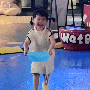 每天一条冷知识水具有惯性，当人和碗的运动状态发生改变时，水还保持着原来的运动状