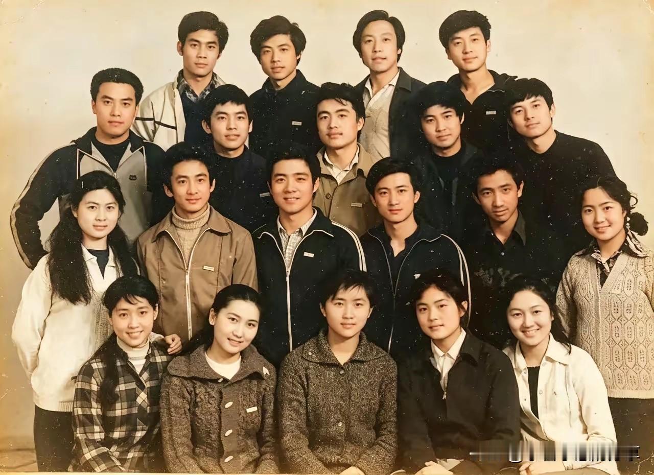 好多网友说这里有演员倪大红年轻时候的合影，我怎么看了半天没有看见，他的颜值一直也