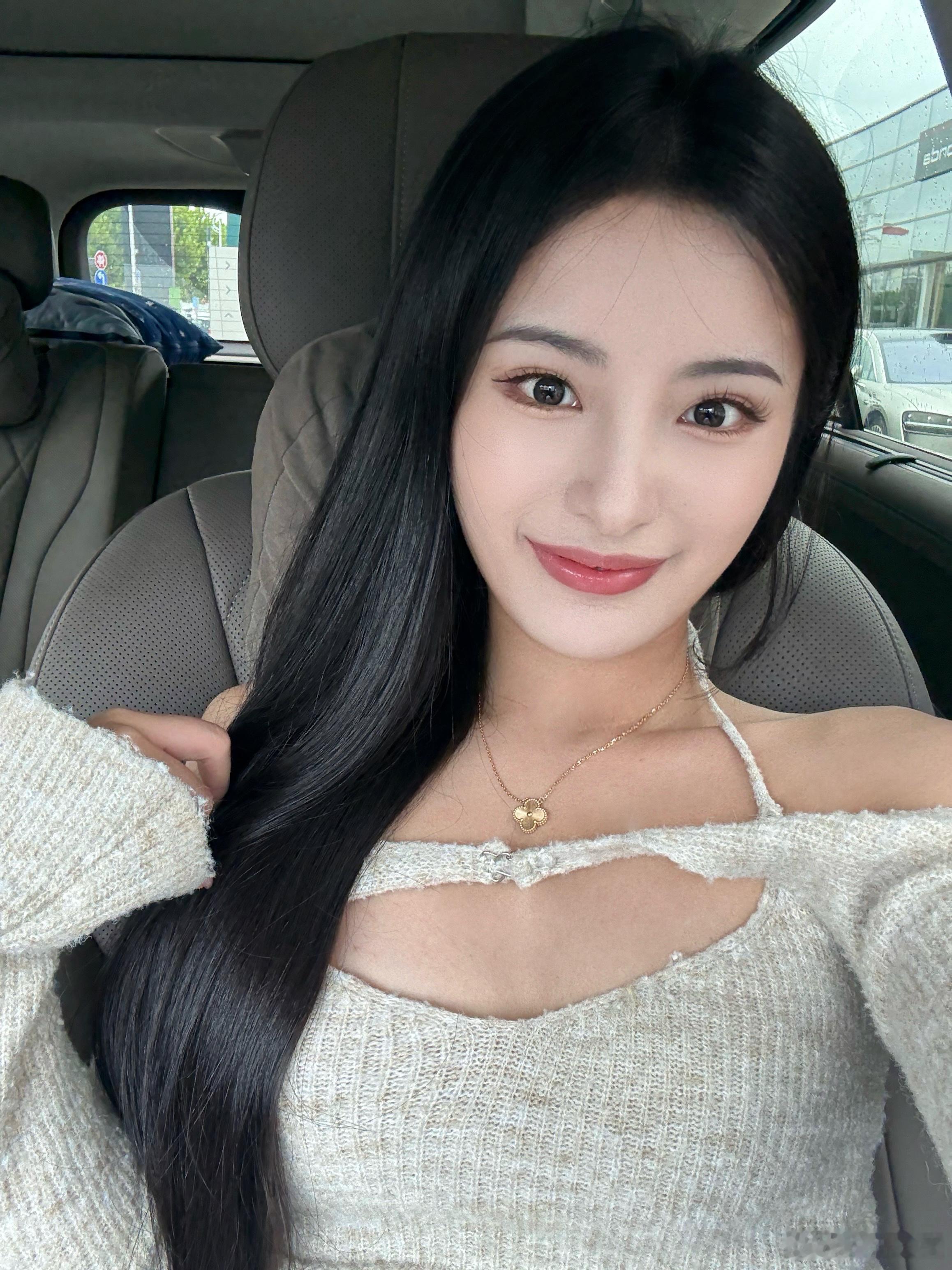 别人家旗舰车是9开头…零跑的旗舰MPV，直接取名99哈哈哈！零跑D99看得出来不