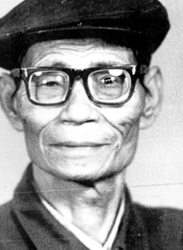 抗战时，川军排长王建堂刚蹬上山脊，突然冒出头戴钢盔的日军尖兵，三把刺刀向他同时刺