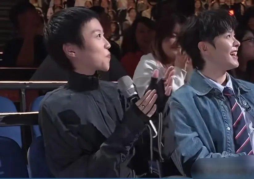 沈梦辰不按常理出牌，对着窦靖童突击提问：“会不会唱王菲的歌？”窦靖童虽笑容满面，