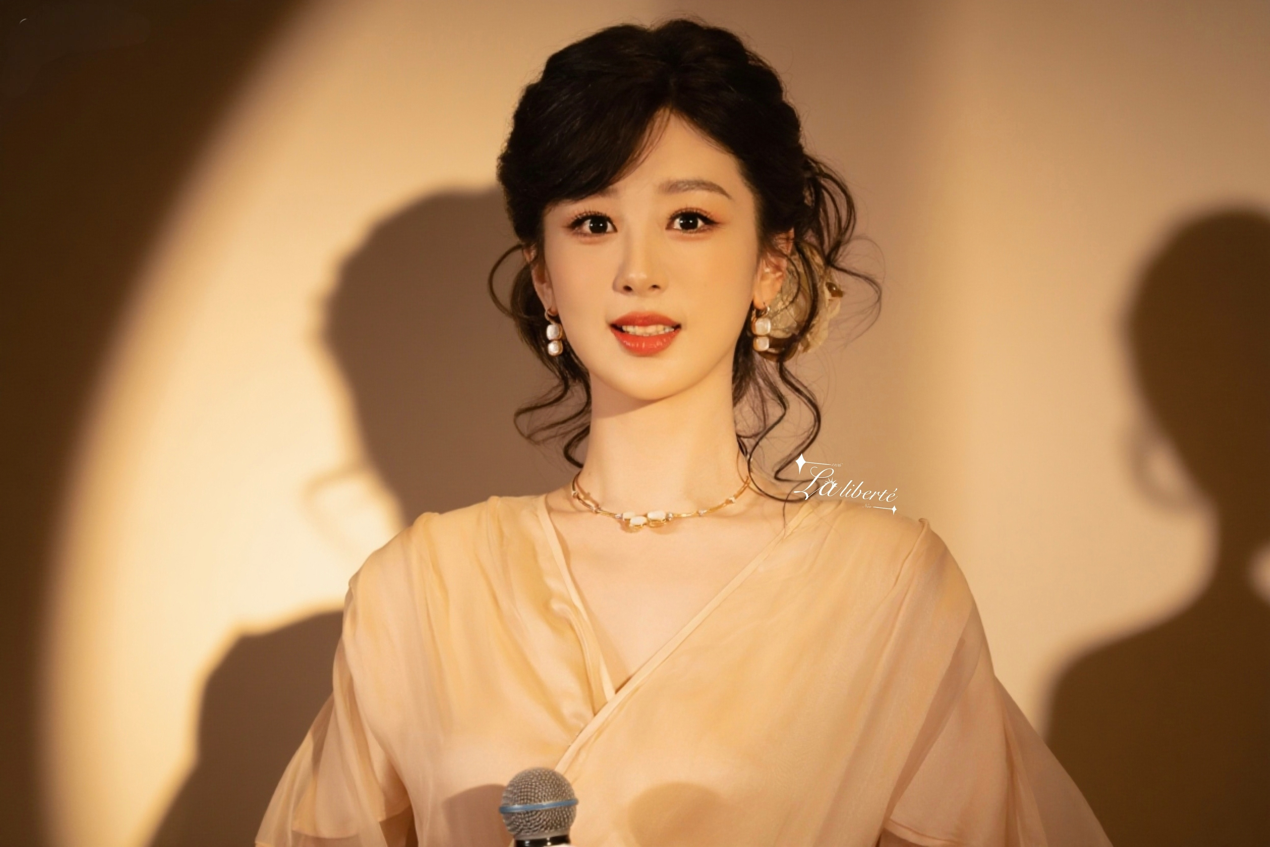 杨紫优雅得像温柔的光，笑容明媚，气质从容又灵动。