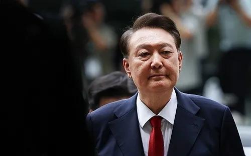 尹锡悦戒严前召集了五位国务委员“开小会”。下午5点左右召集前防长金龙显，
