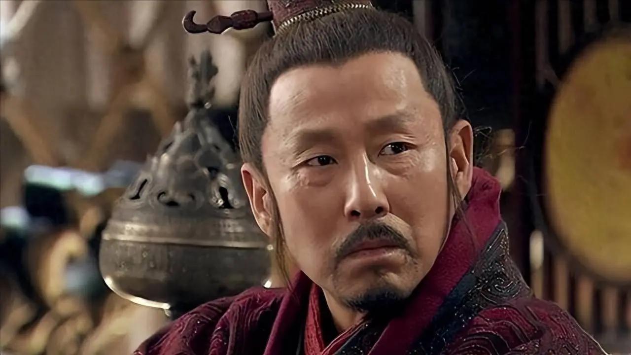 公元前202年，刘邦刚坐上龙椅，就碰上一件比打天下还头疼的事——他亲爹，得给他跪