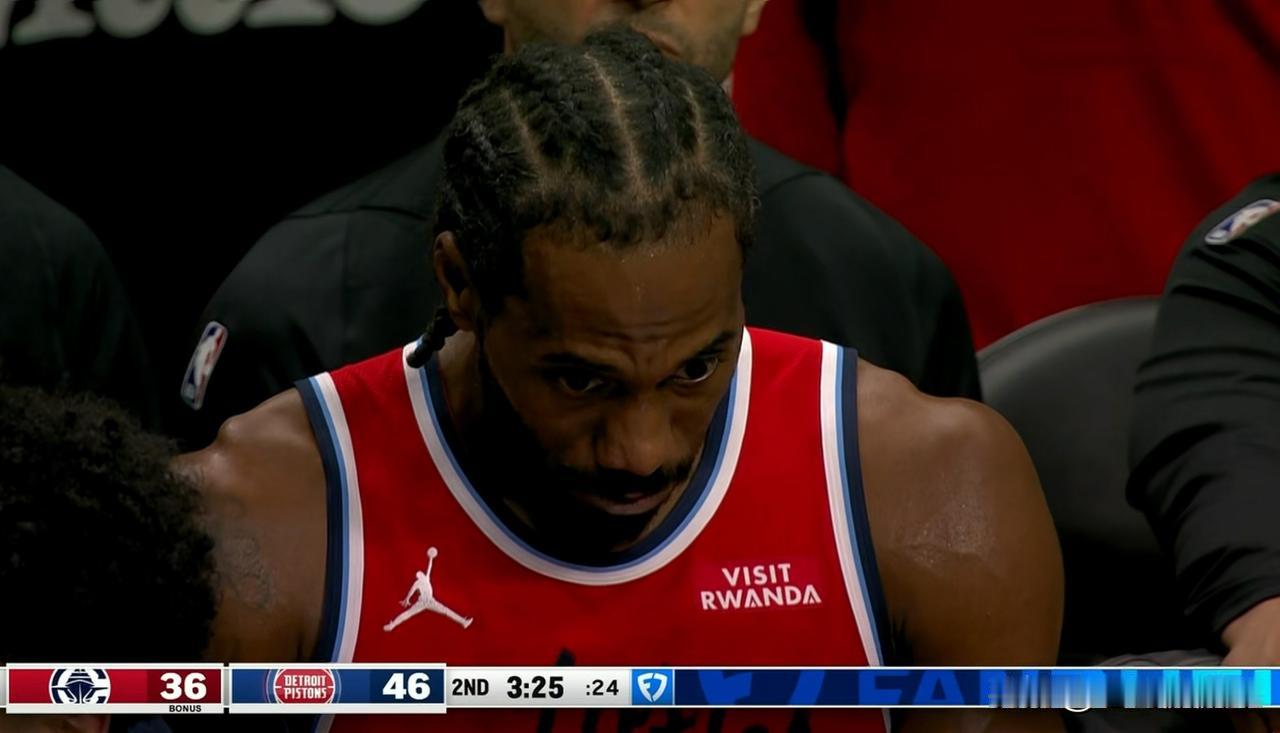 快船超级巨星伦纳德真是火冒三丈！在今天快船客场挑战活塞的比赛中，当时比赛进行到了