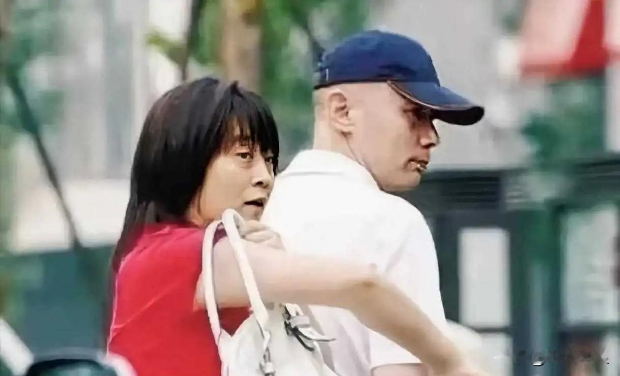 1995年，葛优拍戏赚了350万，把钱全部交给了妻子贺聪。谁知贺聪转身就