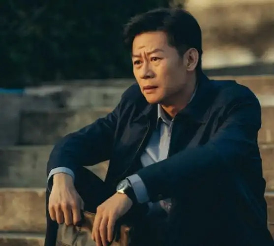豪气硬汉李建：出道多年零绯闻，与妻子青梅竹马恩爱27年，时隔多年他终于爆火！ 