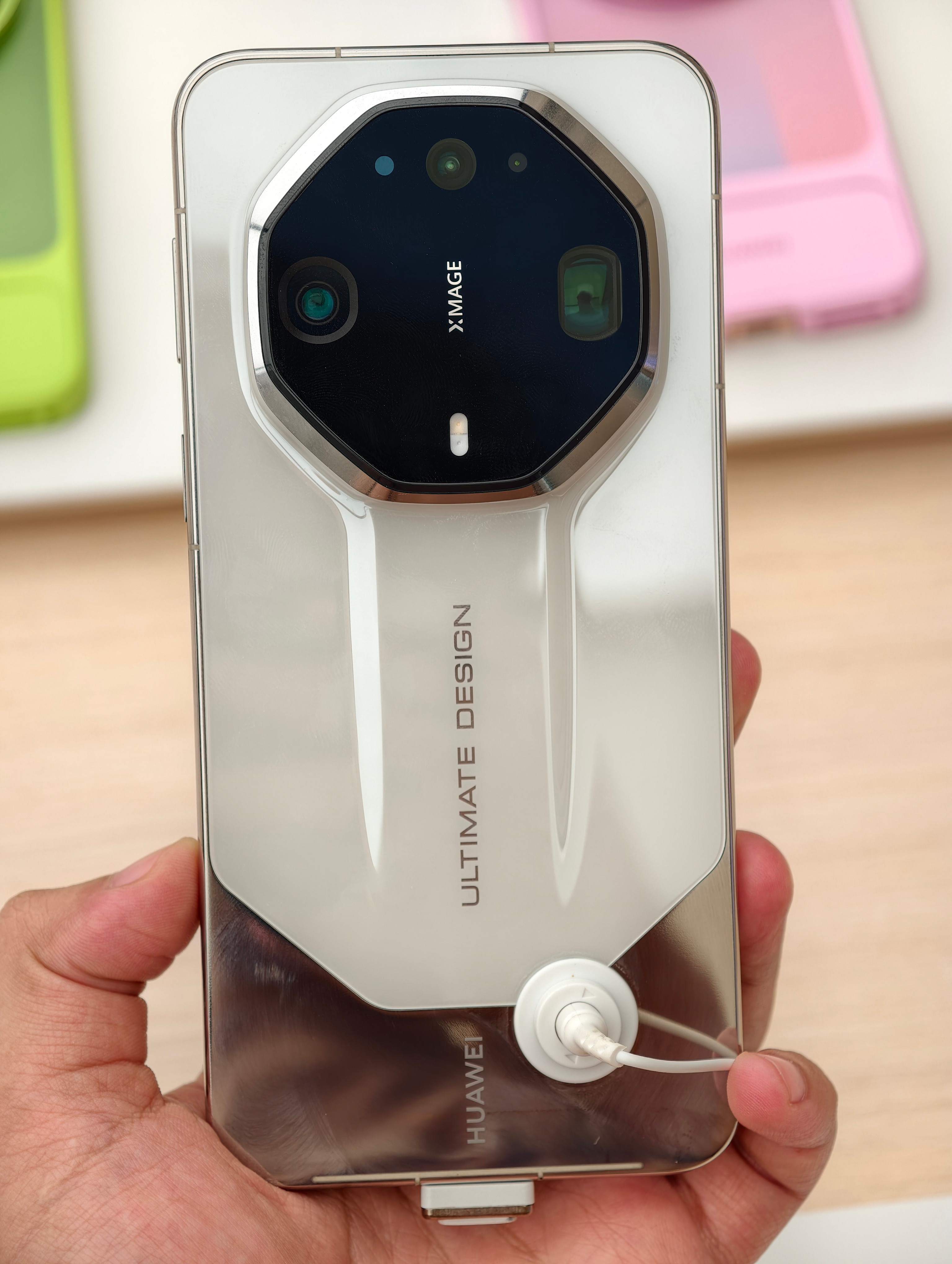 这一代的华为Mate90RS非凡大师设计，个人感觉是有史以来最高级的，但如此高级的设计是用容易沾指纹
