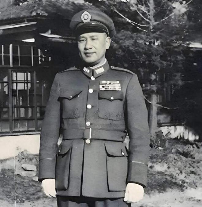 1966年台北，一代名将白崇禧猝然离世，蒋介石亲赴灵堂吊唁，面露惋惜问白家子弟：