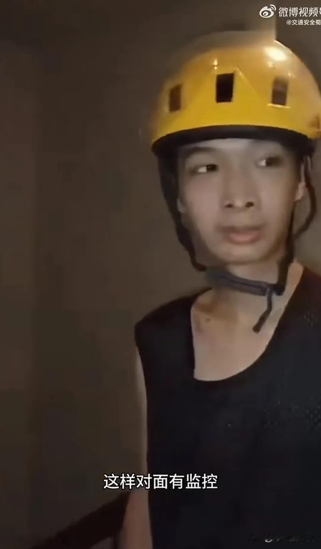 快递小哥兜里准备了疑是小刀，从后续反应来看，他其实是来要个说法的。没想到这夫妻俩