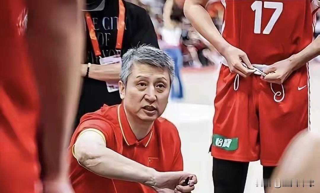 进退两难！中国男篮当下三大死结，每一个都很难解开接连输掉多场国际热身赛之后，
