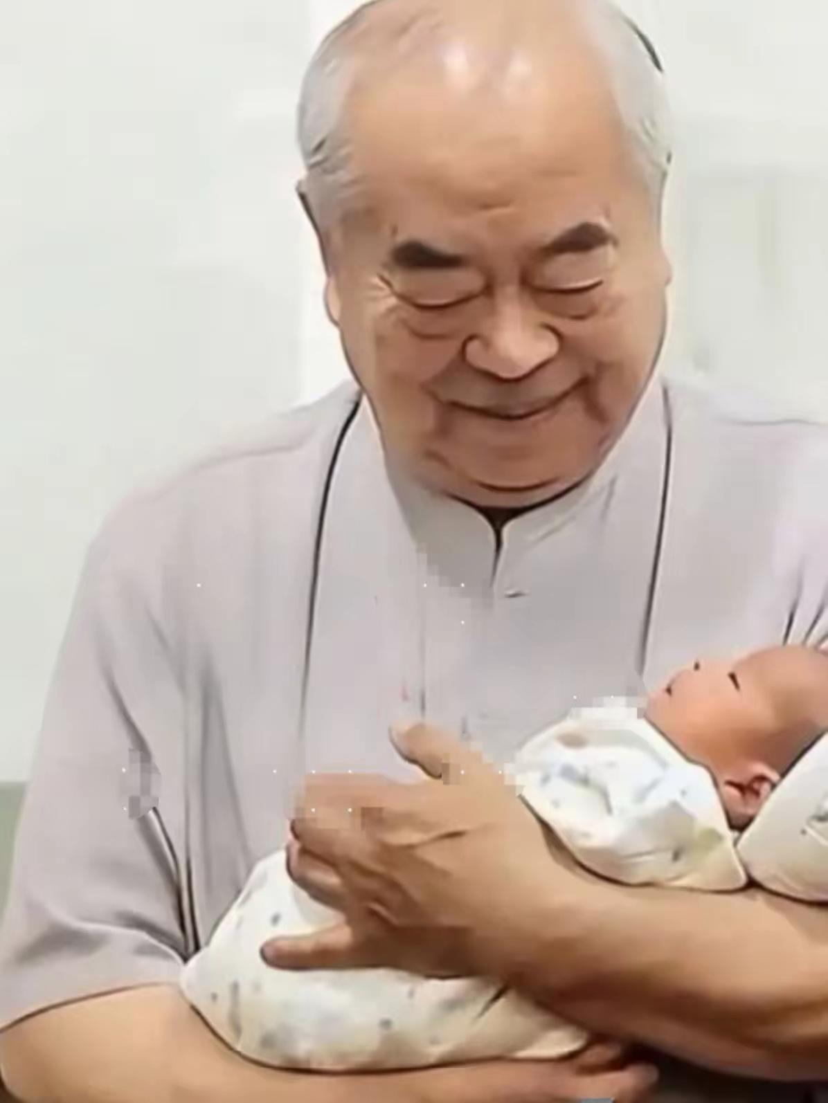 范增老先生87岁喜得贵子，他高兴的很，这一辈子终于生了一个养老送终的人，他们这