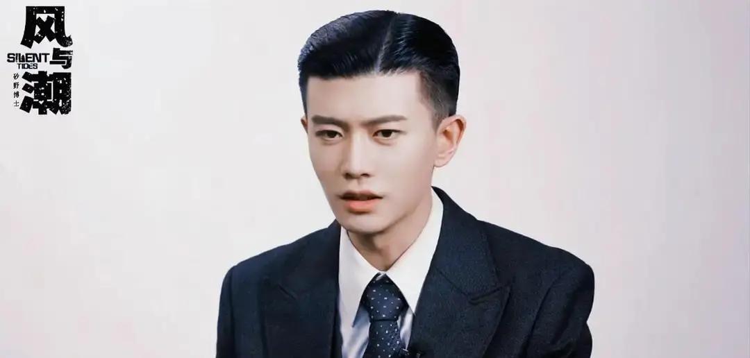 导演王伟拍完《风与潮》后说了句实话：“任嘉伦的表演，得用0.5倍速看。”这不