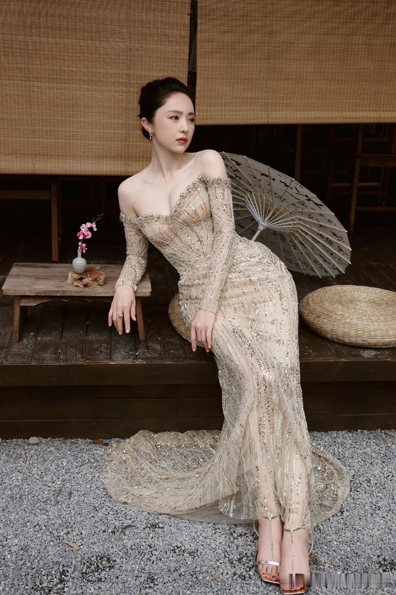 我老婆比我小8岁，她长得很漂亮，身材苗条，很会穿衣打扮。有一天，我提前结束出