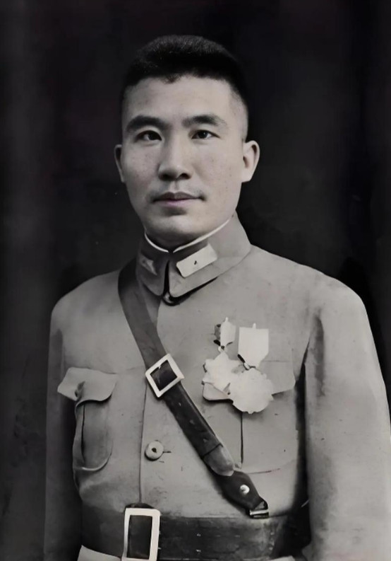1935年，王耀武得知部下俘虏了一个红军师长，兴冲冲的跑过去准备审讯，但当他看到