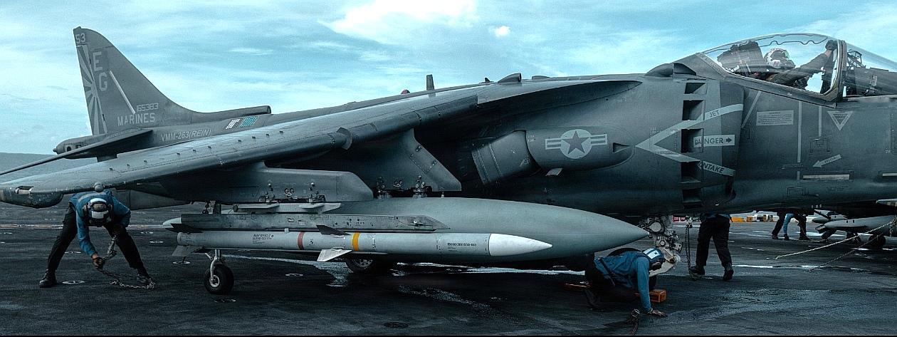 四等人的老装备，这是美国海军陆战队航空兵的AV-8B，都是超过三十年的老物件了。