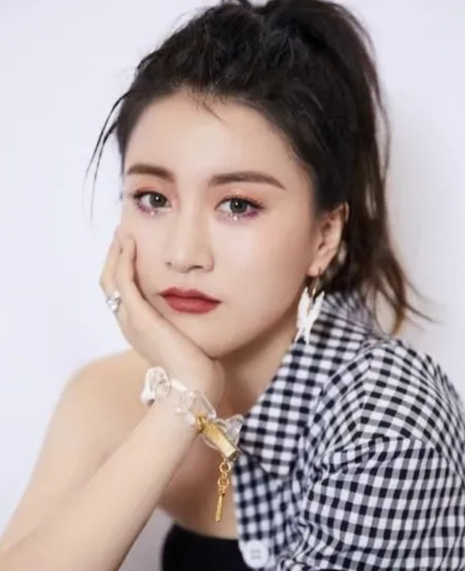 李嘉格和她妈就不是一路人，李嘉格享受在娱乐圈顶着他老公的光环，乐意讨好她婆婆；