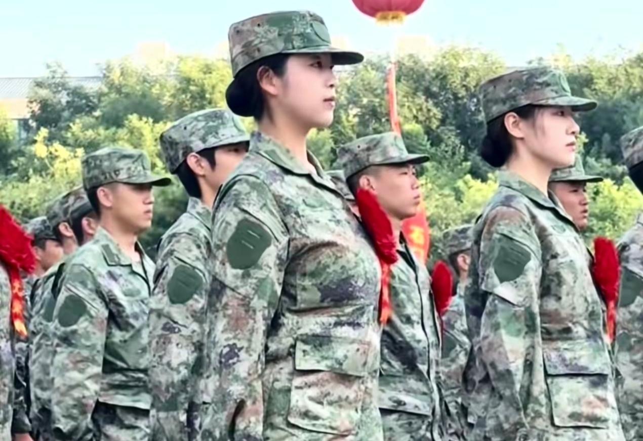 女兵飒爽英姿，男兵昂扬奋发。在高铁站广场候车的新兵，即将奔赴军营。新一代军人！向